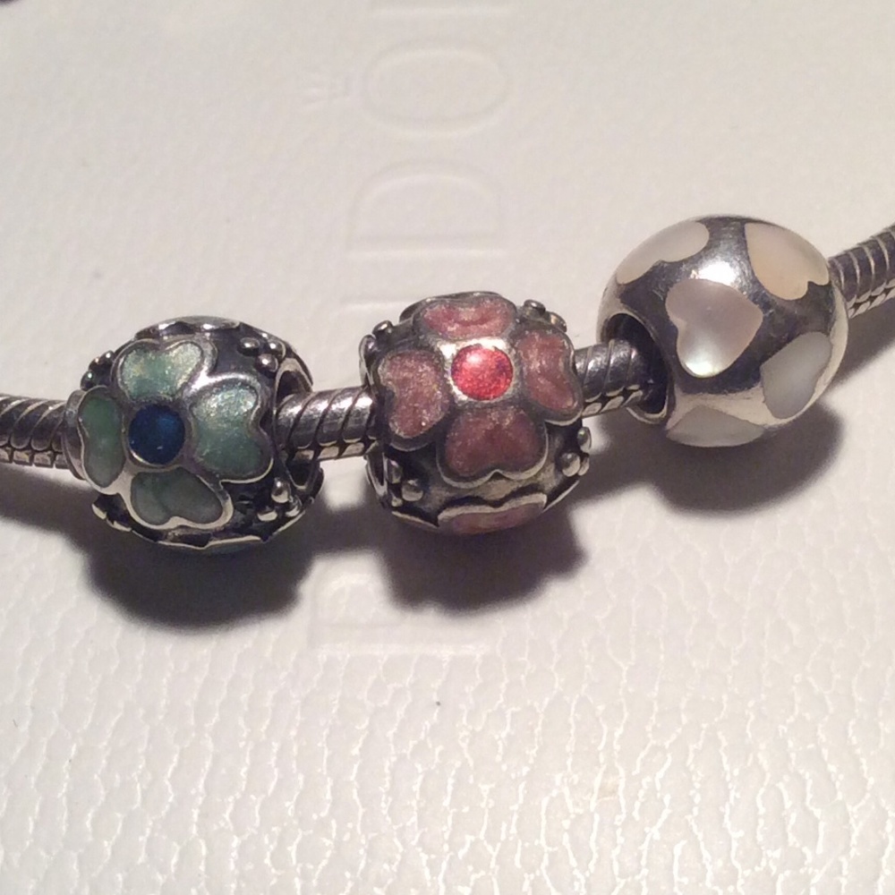 Pandora bracelet with three Pandora charms - Picture 2 of 3